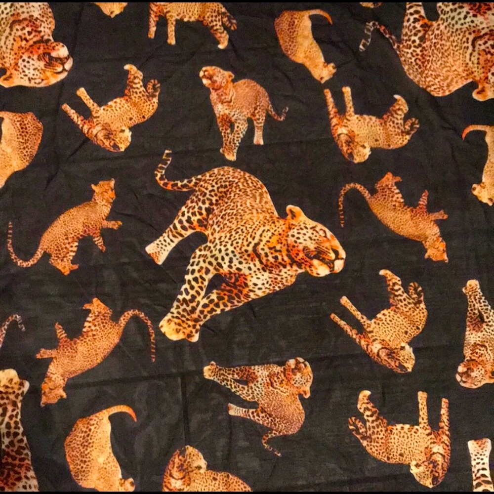 NWOT LEOPARD SCARF